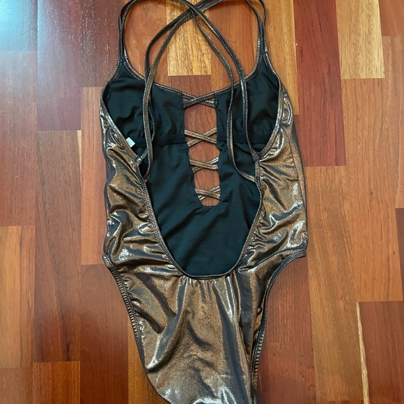 Bikini Lab - Picture 3 of 3